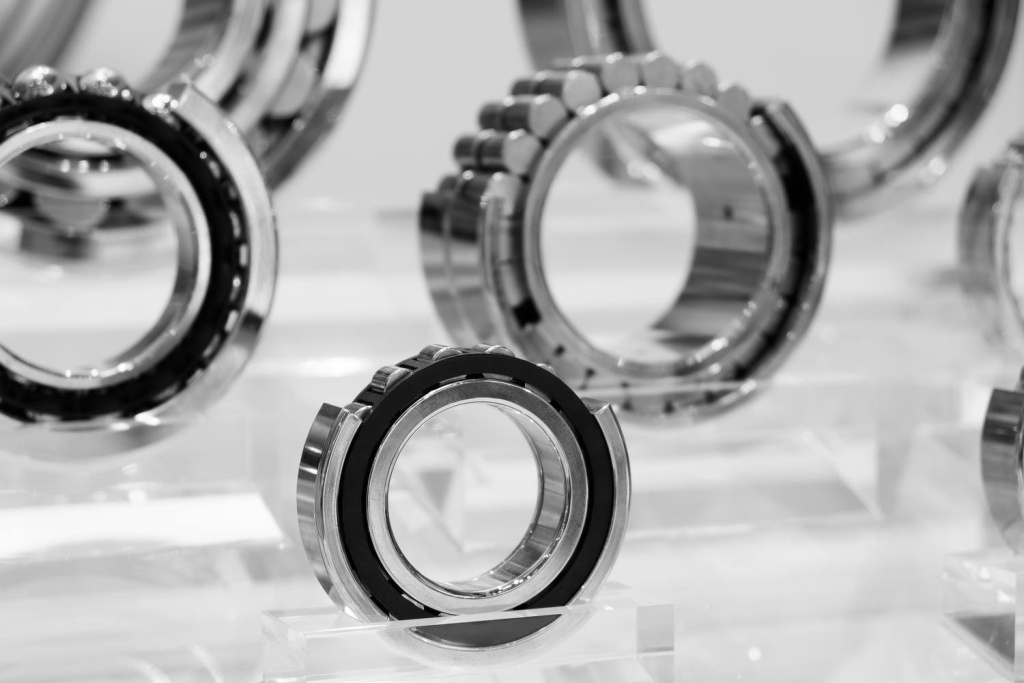 set-steel-industrial-bearings-different-sizes.jpg